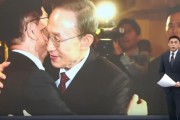 阜宁李明博、朴槿惠给金文洙打气 鼓励其争取赢得韩国大选